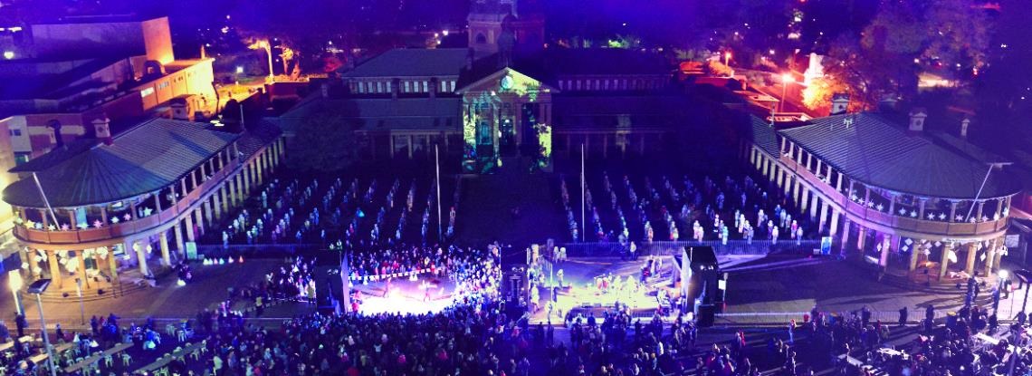 Crowds at the Bathurst Bicentenary celebrations in front of the Bathurst Courthouse in 2015.