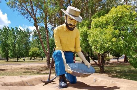 Statue of the Big Gold Panner in Bathurst