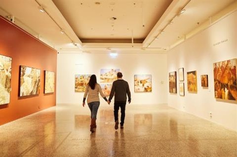 Couple walking through the Bathurst Regional Art Gallery